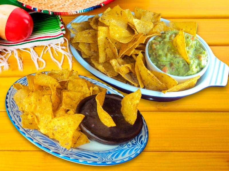 Totopos con Frijoles Refritos